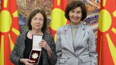 Photo of Сиљановска Давкова ја одликуваше научничката Светлана Мојсов со Орден „8 Септември“