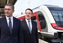 Photo of Мицкоски и Николоски се повозеа од Зелениково до Скопје  со „Градскиот воз“ 