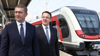 Photo of Мицкоски и Николоски се повозеа од Зелениково до Скопје  со „Градскиот воз“ 