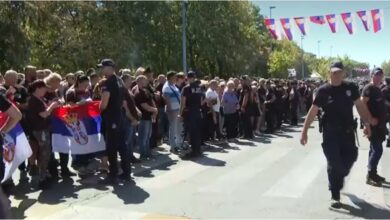 Photo of Илјадници граѓани, српски министри и синот на Вучиќ присуствуваа на погребот на хашкиот осуденик Ратко Младиќ во Белград