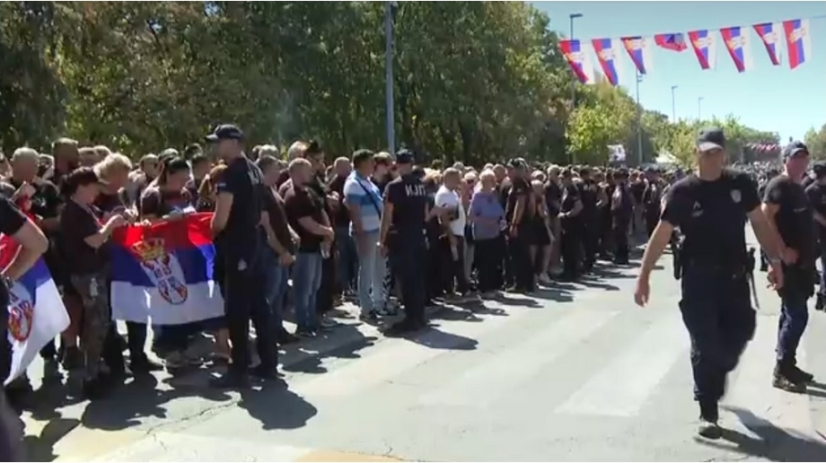 Илјадници граѓани, српски министри и синот на Вучиќ присуствуваа на погребот на хашкиот осуденик Ратко Младиќ во Белград
