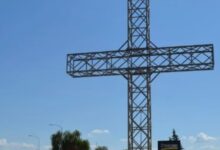 Photo of На влезот во Кочани поставен 17-метарски крст во спомен на 63-те жртви од „Пулс“