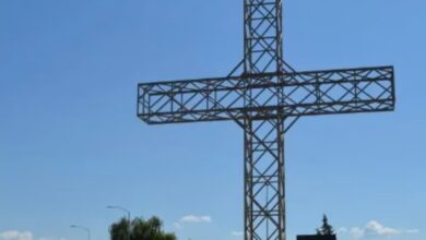 Photo of На влезот во Кочани поставен 17-метарски крст во спомен на 63-те жртви од „Пулс“