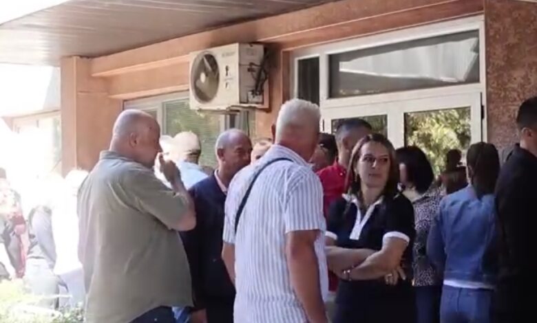 Photo of (Видео) Вработени од Кумановскиот суд бараат оставка од председателката на судот.Тврдат дека им се обраќала со говеда,џукели ќе ве ставам под нозе . Таа одрекува