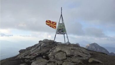 Photo of Отстранет е двоглавиот орел кој беше поставен на Кораб