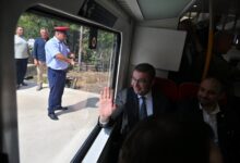 Photo of Мицкоски и Николоски се повозеа од Зелениково до Скопје  со „Градскиот воз“ 