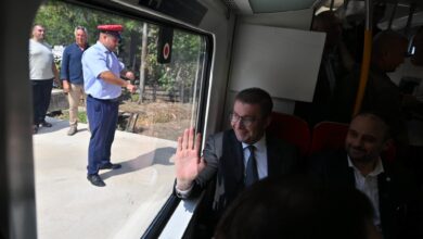 Photo of Мицкоски и Николоски се повозеа од Зелениково до Скопје  со „Градскиот воз“ 