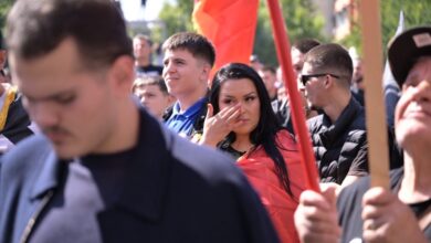 Photo of Неколку лица се уапсени на протестите во Хаг поради пресудите против водачите на ОВК