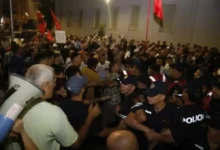 Photo of Ескалира 94. протест во Тирана, судири со полицијата, Рама го напушти кабинетот под силно обезбедување