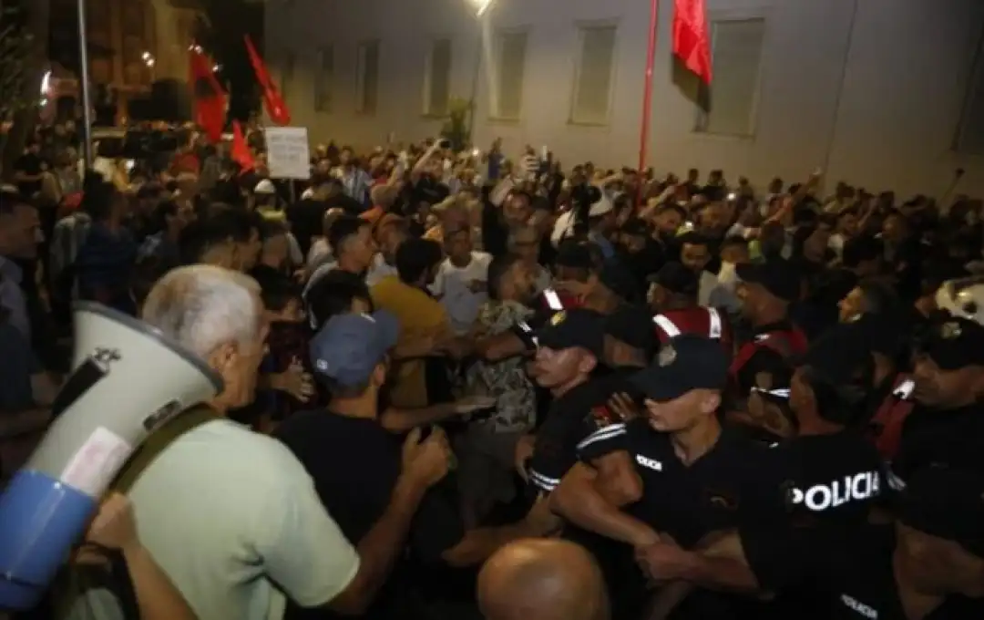 Ескалира 94. протест во Тирана, судири со полицијата, Рама го напушти кабинетот под силно обезбедување