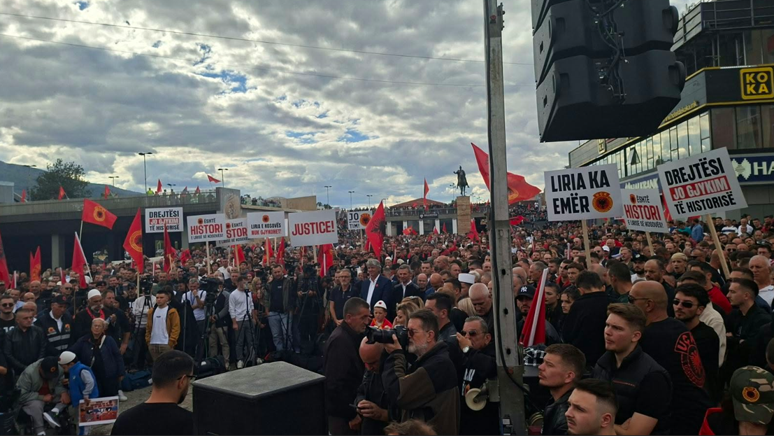 Протестен марш во Скопје за поддршка на Тачи и осудените водачи на ОВК