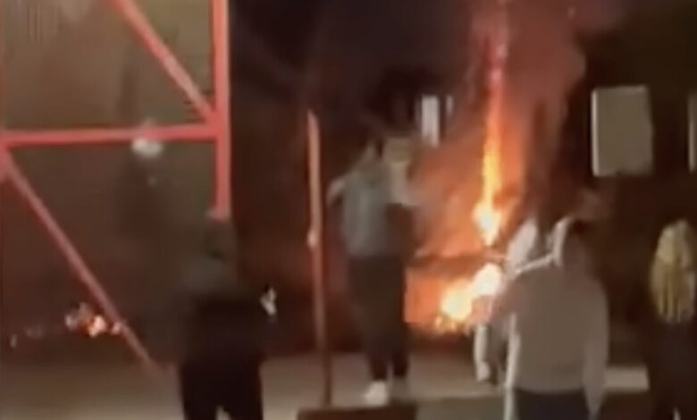 Photo of (ВИДЕО) Група малолетници со петарди запалиле дрво и предизвикале пожар во Капиштец