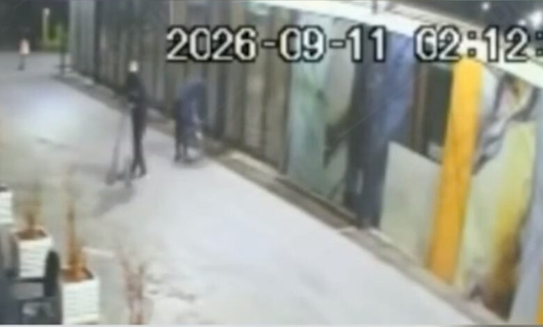 Photo of (Видео) Доаѓаат со тротинети, потураат течност, палат и си одат – снимка од палењето на објектите на пазарот во Шутка