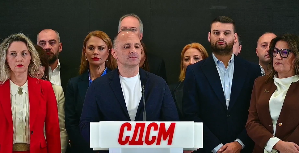 Планот на „шемаџиите“ и „пучистите“ е пишуван во белата палата. Филипче им порача – нама да ви помине