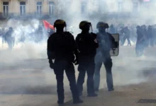 Photo of Француската полиција употреби солзавец за да ги растера демонстрантите кои ги блокираат средните училишта
