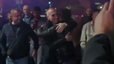 Photo of (Видео) Со факели и огномет пречекан Груби кој излезе од куќен притвор
