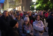 Photo of Демонстранти се собраа во центарот на Софија барајќи оставка од претседателката Илијана Јотова и премиерот Румен Радев