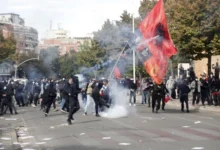 Photo of Четврти ден протести низ Албанија, судири со полицијата во повеќе градови; Канцеларијата на ОН повикува на смирување на тензиите и дијалог
