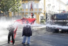 Photo of Приведувања, солзавец и водени топови на седми ден од антивладините протести во Тирана