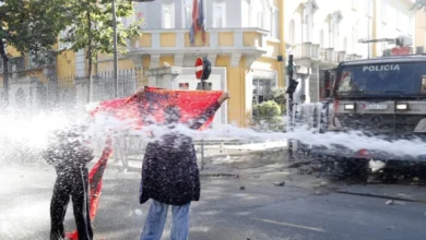 Photo of Приведувања, солзавец и водени топови на седми ден од антивладините протести во Тирана