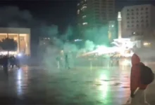 Photo of Осми ден од протестите во Тирана, полицијата со солзавец и водени топови се справува со демонстрантите