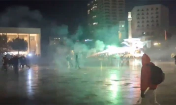 Photo of Осми ден од протестите во Тирана, полицијата со солзавец и водени топови се справува со демонстрантите