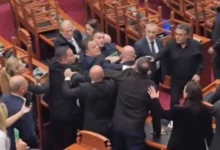 Photo of Тепачка меѓу пратеници на власта и опозицијата во албанскиот парламент