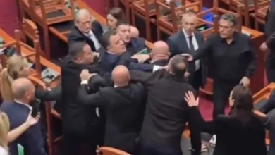 Photo of Тепачка меѓу пратеници на власта и опозицијата во албанскиот парламент