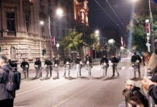 Photo of Во Белград барикади пред РИК: улицата на која вечерва ќе стигнат ливчињата е затворена