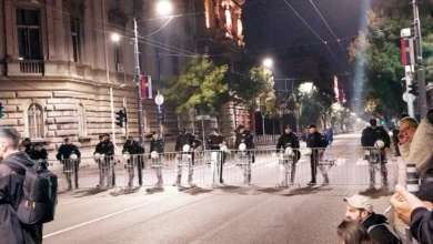 Photo of Во Белград барикади пред РИК: улицата на која вечерва ќе стигнат ливчињата е затворена