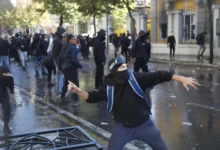 Photo of Повторно судири меѓу демонстрантите и полицијата во Тирана, полицијата употреби солзавец