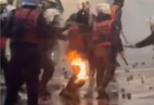 Photo of Полицаец се запали среде хаосот во Тирана – драматични сцени на улиците