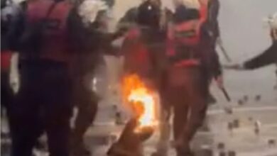 Photo of Полицаец се запали среде хаосот во Тирана – драматични сцени на улиците