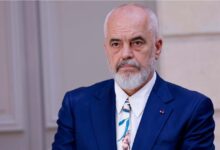 Photo of (Видео) Еди Рама постави столици пред Владата и повикува на дијалог – студентите го одбија
