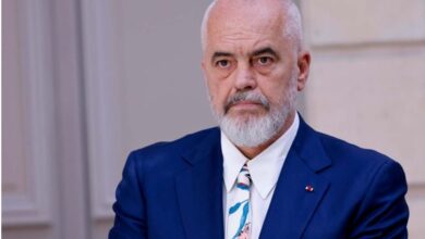 Photo of (Видео) Еди Рама постави столици пред Владата и повикува на дијалог – студентите го одбија
