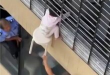 Photo of (ВИДЕО) Девојче (3) висеше заглавено со главата меѓу решетки на 12ти кат