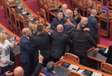 Photo of (ВИДЕО) Хаос во албанскиот парламент, пратеници се степаа за време на седница