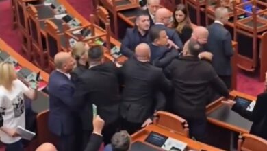Photo of (ВИДЕО) Хаос во албанскиот парламент, пратеници се степаа за време на седница