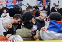 Photo of Демонстранти упаднаа во таблоидот „Информер“ близок до СНС – бараат да се уапси сопственикот и уредник Драган Вучиќевиќ