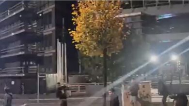 Photo of По упадот во „Информер“, демонстранти фрлаа јајца кон ТВ Пинк – Студентите во блокада повикаa да нема насилство