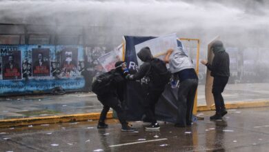 Photo of Хаос во Буенос Аирес: Протестите се претворија во немири, повредени полицајци