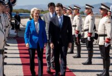 Photo of (ФОТО) Муцунски ја пречека Фон дер Лајен во Скопје