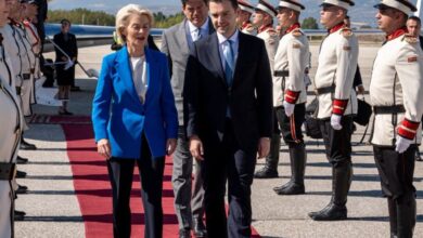 Photo of (ФОТО) Муцунски ја пречека Фон дер Лајен во Скопје