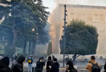 Photo of Во протестите во Тирана повредени 16 полицајци, нападнато седиште на социјалистите