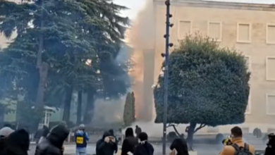 Photo of Во протестите во Тирана повредени 16 полицајци, нападнато седиште на социјалистите