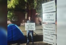 Photo of „Си одам со нарушено здравје, но горд на себе“: Докторот Василевски го заврши шестдневниот протест со гладување пред Деканатот на Медицинскиот факултет